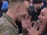 Un soldado se reencuentra con su madre.