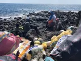 Fotografía cedida por la Dirección de Comunicación del Parque Nacional Galápagos que muestra a guardaparques, técnicos y voluntarios de las Islas Galápagos tras recoger desechos sólidos.