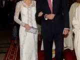 Los reyes Felipe y Letizia, a su llegada a la cena de gala ofrecida por el rey Mohamed VI, en el Palacio Real de Rabat.