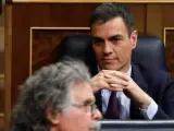 Sánchez escucha a Tardá en el Congreso.