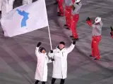 Representantes de Corea del Norte y Corea del Sur, desfilando juntos en la inauguración de los Juegos de Pyeongchang 2018.