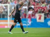 Arjen Robben se retira lesionado del amistoso del Bayern ante el Lippstadt.