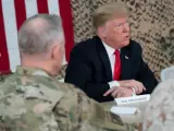 John Bolton junto a Donald Trump durante una visita a la base militar de Al Asad.