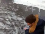 Una salero contra toneladas de hielo no es una buena idea.