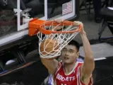 El exjugador de baloncesto chino Yao Ming jugó en los Rockets y ahora es el presidente de la Asociación de Baloncesto de China.
