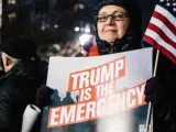 Manifestantes en Nueva York, en contra de la emergencia nacional decretada por el presidente de EE UU, Donald Trump, para reunir fondos para construir un muro en la frontera con México.