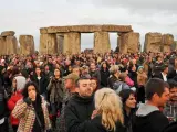 Miles de personas celebran la llegada del verano en Stonehenge, Reino Unido.