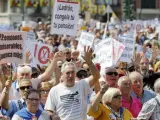 Miles de jubilados y pensionistas vizcaínos durante el recorrido de la "gran manifestación intergeneracional" en defensa de pensiones públicas "dignas", coincidiendo con las fiestas de Bilbao.