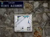 Detalle de una de las placas de recuerdo al escritor Vicente Aleixandre en la antigua calle Velintonia.