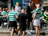 Aficionados del Celtic pasando el día del partido en Valencia