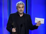 Alfonso Cuarón recoge el premio a la mejor película internacional en los Spirit.