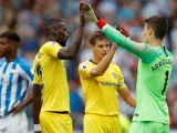 Kepa se saluda con sus compañeros en su debut con el Chelsea.