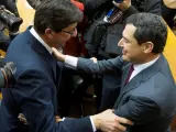 El líder del PP-A, Juanma Moreno, es felicitado por el líder de Ciudadanos, Juan Marín, tras ser investido presidente de la Junta de Andalucía.