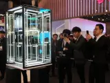 El nuevo modelo plegable de Samsung, protegido por una vitrina en el stand de la marca surcoreana en el Mobile World Congress de Barcelona 2019.