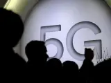 Vista de un cartel que anuncia la nueva tecnología 5G en el expositor de la compañía estadounidense Qualcomm durante la primera jornada del Mobile World Congress.