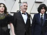 Alfonso Cuarón y sus hijos, Tess y Olmo, en la ceremonia de los Oscar.