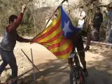 Momento en que un espectador tapa la cara de Carlos Coloma con la bandera estelada.