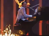 El representante de Ucrania, Melovin, interpreta el tema "Under The Ladder" durante la segunda semifinal del 63º Festival de la Canción de Eurovisión.