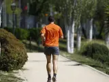 Imagen de archivo de un hombre corriendo.