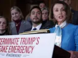 La presidenta de la Cámara de Representantes de EE UU, la demócrata Nancy Pelosi, anuncia una resolución contra la declaración del presidente Trump de una emergencia nacional en la frontera sur.