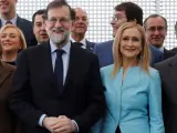 Cristina Cifuentes, junto a Rajoy, asiste a la reunión de dirigentes territoriales del PP el mismo día que Francisco Granados declara en la Audiencia Nacional involucrándola en la trama Púnica.