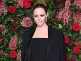 La diseñadora Stella McCartney posando en la alfombra roja.