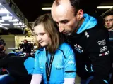 Robert Kubica y Julia, una niña ciega a la que enseñó su Williams de Fórmula 1.