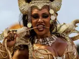 Una integrante de la escuela de samba del Grupo Especial Mocidade Independente de Padre Miguel desfila en el carnaval de Río de Janeiro (Brasil).