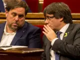 Puigdemont conversa con Junqueras durante una sesión del Parlament.