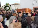 Momento de la salida del féretro del ayuntamiento de Casillas de las Flores (Salamanca) del exconcursante de 'Boom' José Pinto.