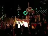 Santiago Abascal, líder de Vox, hace de DJ en una fiesta en Madrid.
