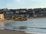 Imagen de un hidroavión recogiendo agua en la playa de la Concha, en San Sebastián.