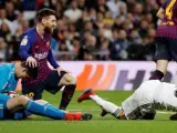 Messi consuela a Courtois con Reguilón en el suelo.