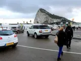 Trabajadores españoles cruzan la frontera de Gibraltar a diario para trabajar en el Peñón.