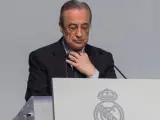 El presidente del Real Madrid, Florentino Pérez, durante el acto de entrega de insignias del club a los socios que han alcanzado una antigüedad de 25, 50 y 60 años, en Ifema en Madrid.