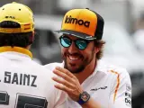 Fernando Alonso saluda a Carlos Sainz en el paddock del GP de Mónaco.