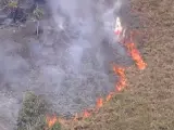 Imagen que muestra uno de los fuegos que ha quemado un monte en Bobia (Asturias).