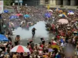 Imagen que muestra una pelea multitudinaria que se ha producido en uno de los desfiles del carnaval de Río de Janerio (Brasil).