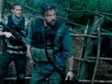 Ben Affleck y Charlie Hunnam en la película 'Triple Frontera', de Netflix.