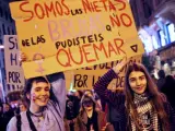 Dos jóvenes participan en la multitudinaria manifestación feminista en Madrid por la huelga del 8-M de 2018.