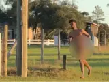Imagen que muestra a un joven desnudo que huye de la polic&iacute;a en Seminole, Florida (EE UU).
