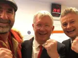 Las leyendas del United Eric Cantona, Sir Alex Ferguson y Ole Gunnar Solskjaer celebran el pase a cuartos de final de la Champions.