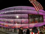 La fachada exterior de San Mamés, que se volcó en el Día Internacional de la Mujer.