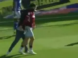 El agresor sorprendió al futbolista atacándole por la espalda.