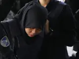 La indonesia Siti Aisyah, que fue detenida por el asesinato de Kim Jong-Nam, escoltada por la policía en la corte de Kuala Lumpur, Malasia.