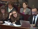 La abogada del presidente de Òmnium Cultural Jordi Cuixart, Marina Roig (c), durante el juicio a la cúpula del 'procés' en el Tribunal Supremo.