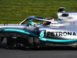 Lewis Hamilton pilota el Mercedes W10 en el circuito de Silverstone.