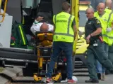 Personal sanitario atiende a un herido tras un tiroteo en la mezquita Masjid Al Noor, en Christchurch (Nueva Zelanda).