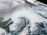 El ciclón bomba de 2017, de características similares al actual, se formó en la costa este de Estados Unidos y penetró hacia el interior del país.