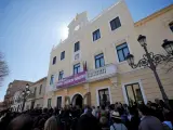 La corporación local de Godella y alrededor de un centenar de vecinos se han congregado este viernes frente a la fachada principal del Ayuntamiento.
